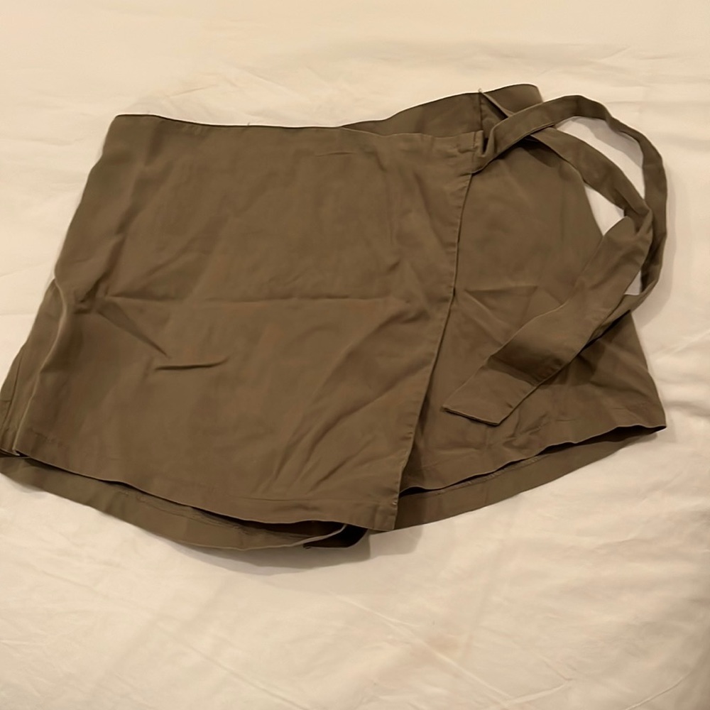 Super cute green mini tie skort